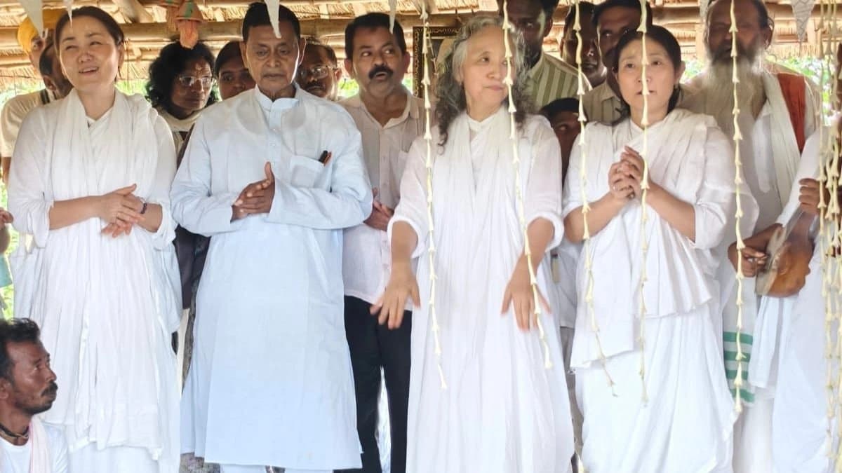 'আমাদের হৃদয়টা হোক আকাশের মতো', বাউল শিল্পীর স্মরণে মঞ্চে দাঁড়িয়ে গেয়ে উঠলেন রাজ্যের এই মন্ত্রী ও শিল্পী