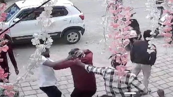 Man Assaults Shopkeeper for Calling Him 'Uncle' in Front of Wife at Bhopal gnr