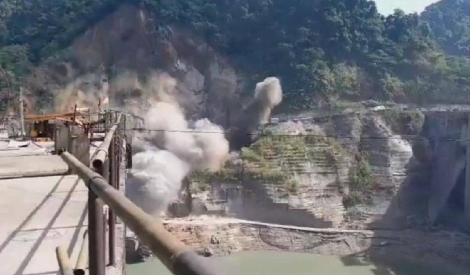  Assam: ভূমিধসে ক্ষতিগ্রস্ত মেগা পাওয়ার প্রজেক্ট, বিক্ষোভ অসমে
