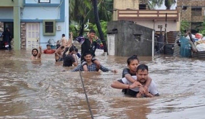 Weather Forecast: অতি ভারি বৃষ্টিতে বন্যা পরিস্থিতি, গুজরাটে মৃত্যু ৯ জনের, লাল সতর্কতা জারি মুম্বইয়ে 