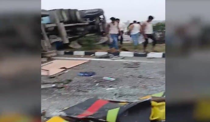 Uttar Pradesh: ভোরবেলায় দুধের গাড়ি ও যাত্রীবাহী বাসের সংঘর্ষ, উন্নাওয়ে মৃত ১৮ 