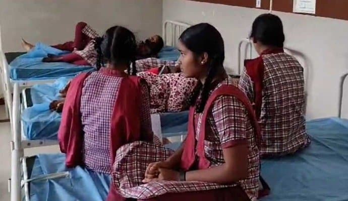 Telangana: স্কুলে হস্টেলের খাবারে টিকটিকি, তেলেঙ্গানায় অসুস্থ ৩৫ পড়ুয়া 