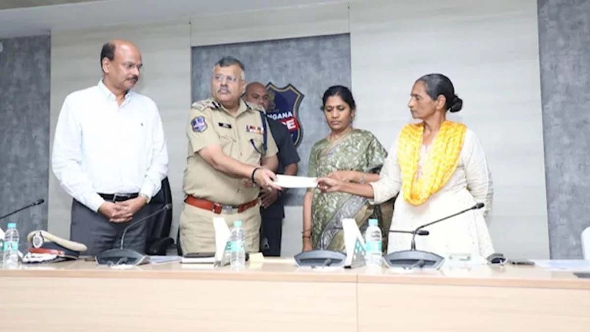 মাথার দাম ছিল এক কোটি, শেষমেষ আত্মসমর্পণ করলেন মাওবাদী নেতা কিষেনজির স্ত্রী পদ্মাবতী