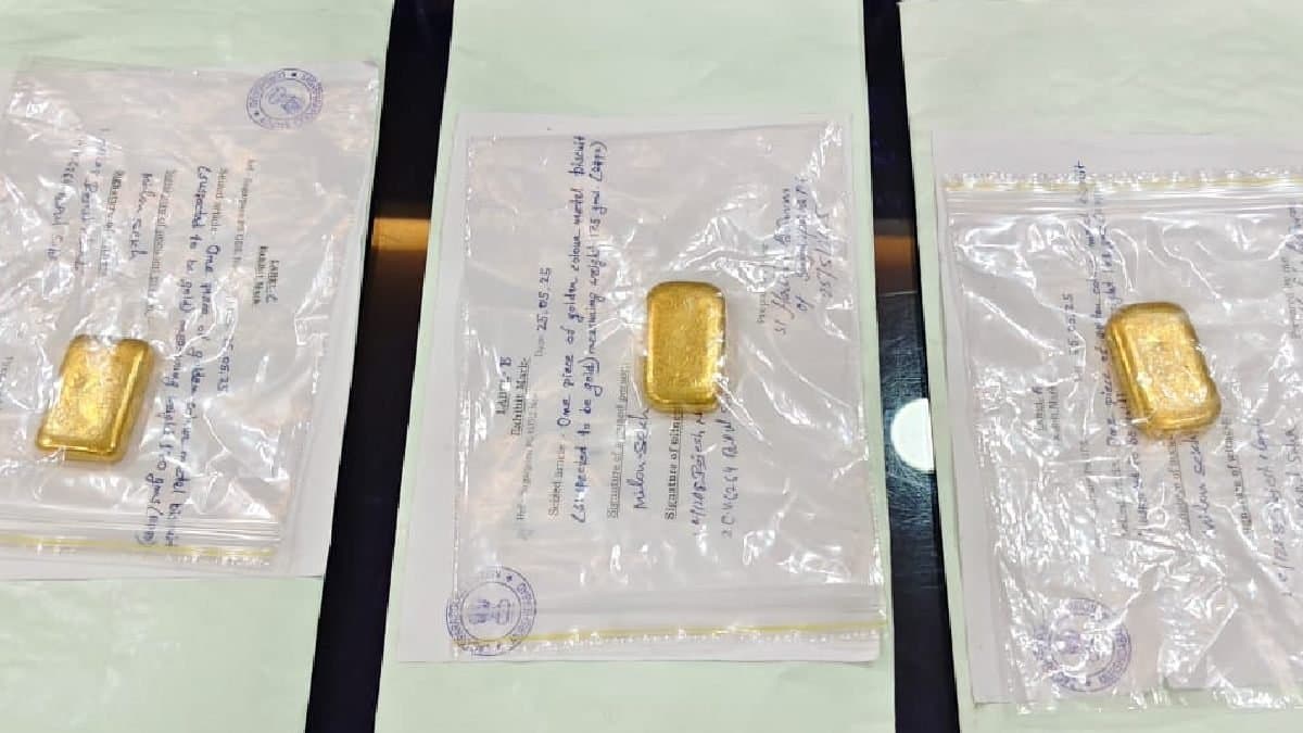 Gold price in India youth caught during smuggling gold biscuits