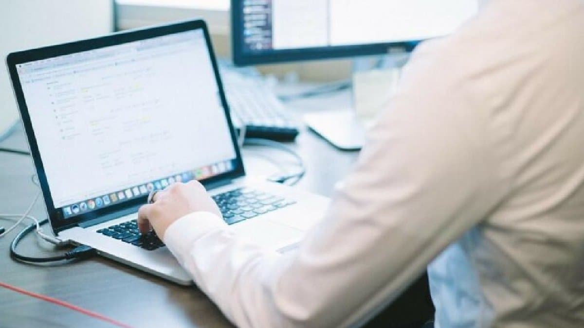 During heavy  argument with his Manager employees witty reply wins Internet