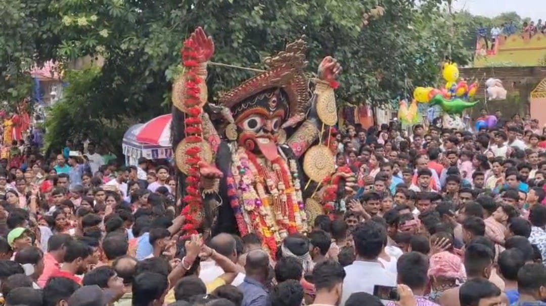 শ্মশান কালীকে শেকল ও দড়ি বেঁধে বেদি থেকে নামিয়ে বিসর্জন করতে নিয়ে যান দাস পরিবারের সদস্যরা, দৃশ্য দেখতে হাজির হয় হাজার মানুষ 