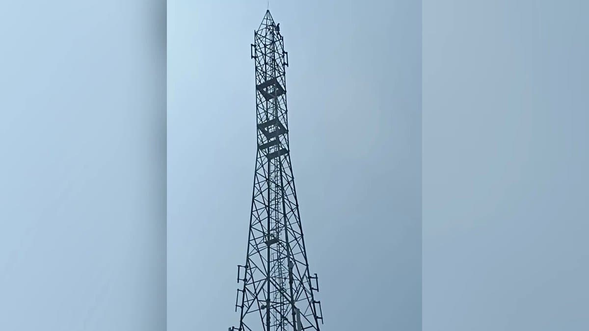  16 year old boy Dies After Jumping from Mobile Tower