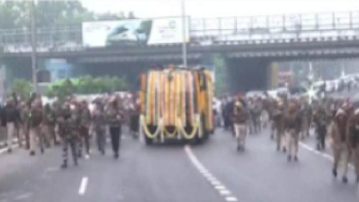 Final Journey of Former PM Manmohan Singh Crowds Throng Delhi Streets Prime Minister in Attendance