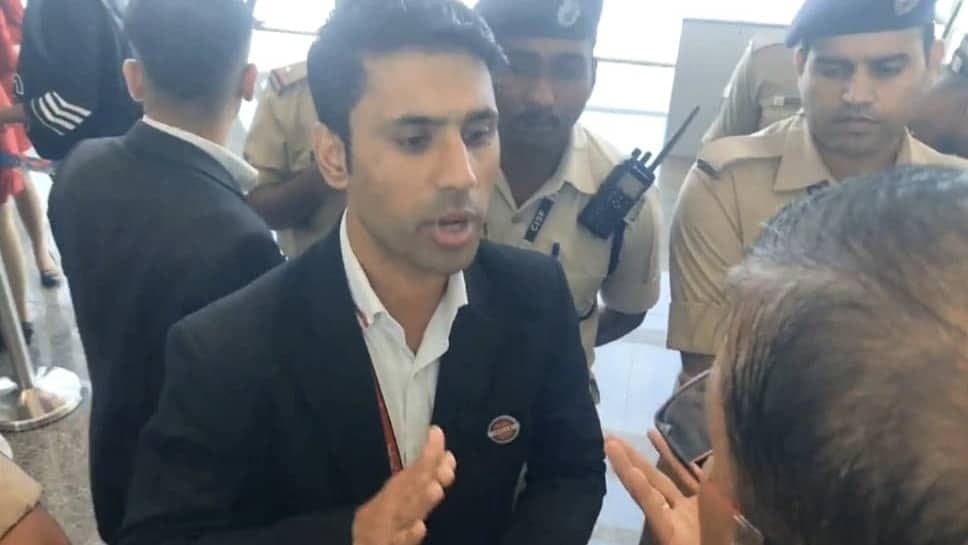 উড়ানের কয়েকমিনিট আগে ক্যানসেল বিমান, বিমানবন্দর উত্তাল মুর্দাবাদ স্লোগানে 