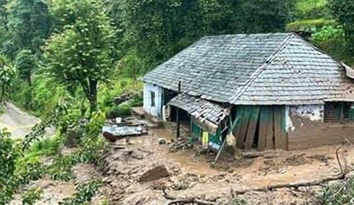 Flood: বন্যা বিধ্বস্ত উত্তরপ্রদেশে মৃত ১৯, ভারি বৃষ্টিতে হিমাচলে প্রাণ হারালেন ২২ জন 
