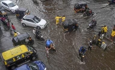 Mumbai: মঙ্গলেও ব্যাহত ট্রেন, বিমান পরিষেবা, আগামী ৫ দিন মুম্বইয়ে ভারি বৃষ্টির সতর্কতা 