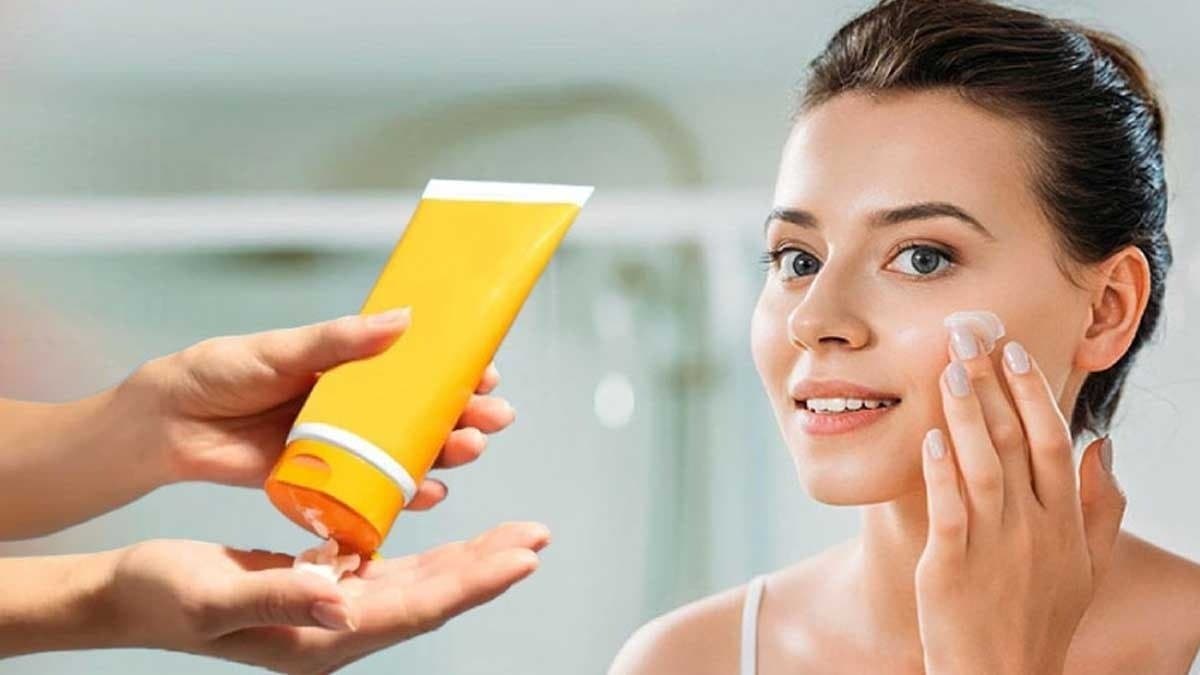 Sunscreen or Moisturizer which should apply first know best skincare tips