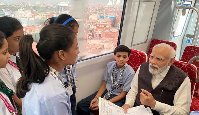 NaMo Bharat Train: নমো ভারতে যাত্রীদের সঙ্গে কথোপকথনে মোদি