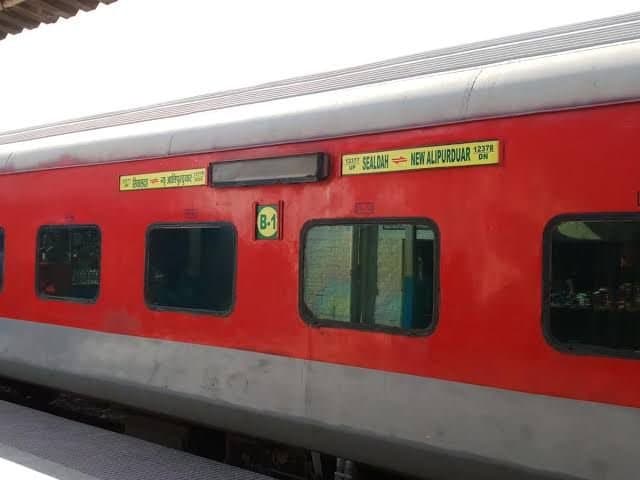 Padatik Express: অল্পের জন্য রক্ষা পেল পদাতিক এক্সপ্রেস