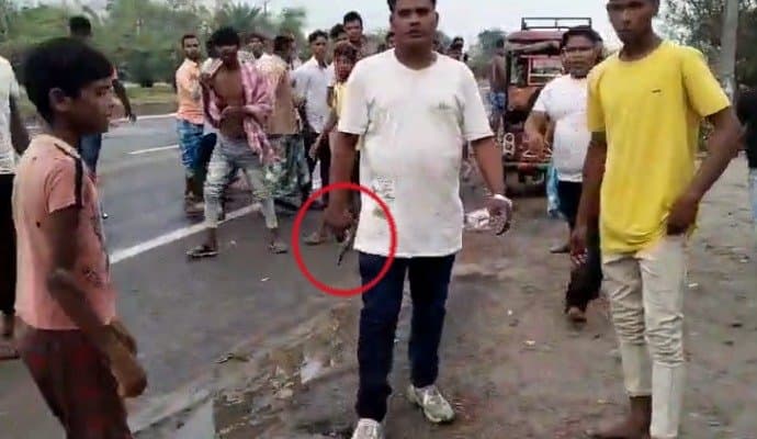 আগ্নেয়াস্ত্র নিয়ে প্রকাশ্যে দাপাদাপি, গ্রেপ্তার যুবক