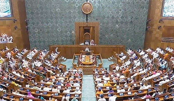 Lok Sabha: অসংসদীয় আচরণের অভিযোগে সাসপেন্ড ১৫ সাংসদ 
