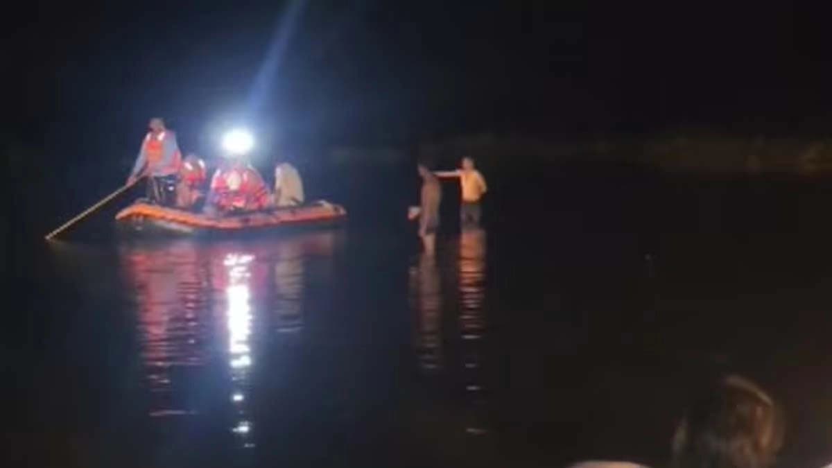  10 dead as tractor-trolley with Durga idol plunges into pond in Madhya Pradesh Khandwa district