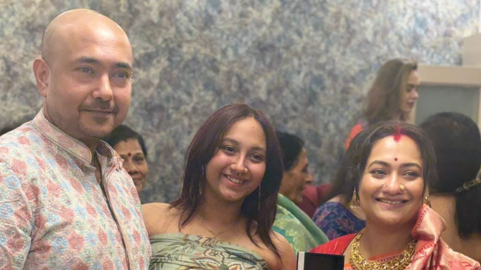  actress mallika banerjee and rudrajit roy are got married and now they are going for honeymoon with daughter ent