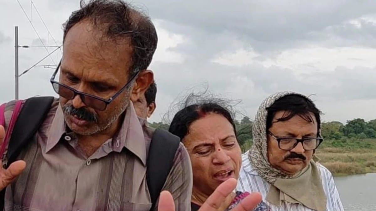 Jadavpur student plunged into river from running train