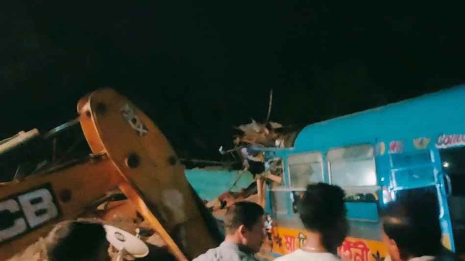 Three killed, more than 20 injured in bus accident gnr