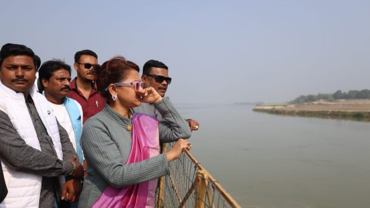 Rachna Banerjee visited balagarh to inspect the soil erosion issue along the river side gnr