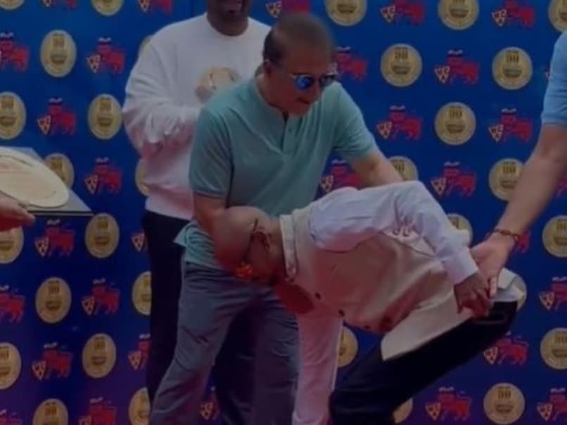 Frail vinod Kambli struggles to walk at Wankhede stadium ceremony, video with Sunil Gavaskar goes viral spt 