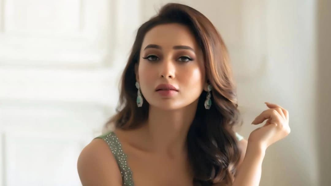 Actress Mimi Chakroborty write a concern note on social media about online betting app