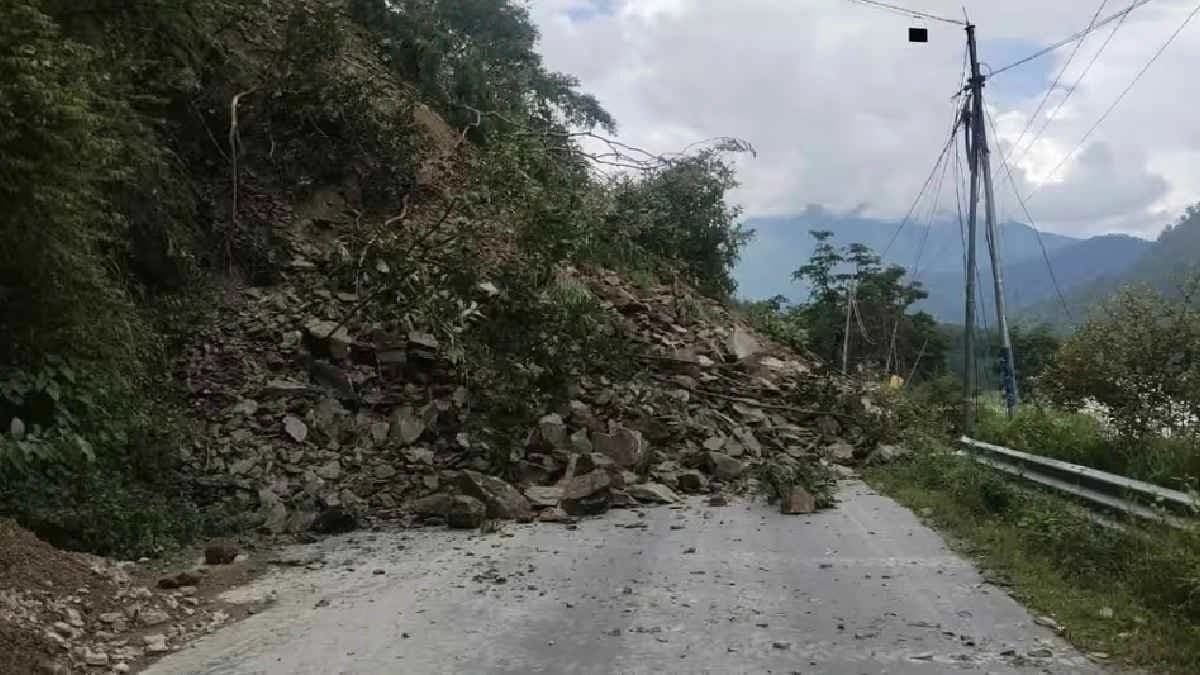 IMD Rain Alert Issued: Authorities Ban Tourist Activities in North Bengal Sandakhphu Regions as Precautionary Measure