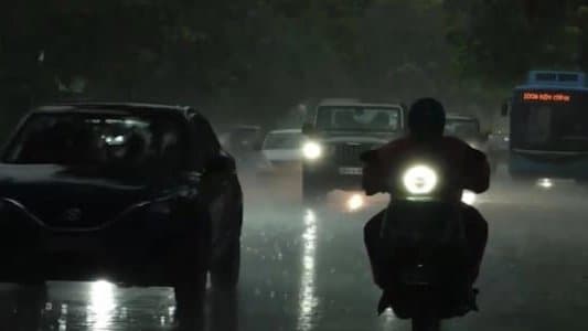 Heavy Rain Thunderstorm In Delhi And Noida Airlines Issue Advisory 