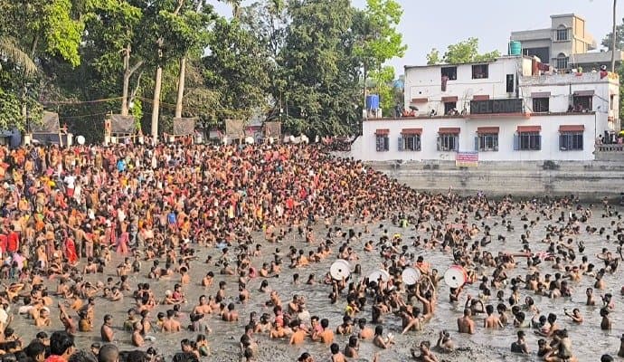 Thakurnagar: শুরু মতুয়া মহামেলা, 'কামনাসাগরে' স্নান দুই ভোটপ্রার্থীর