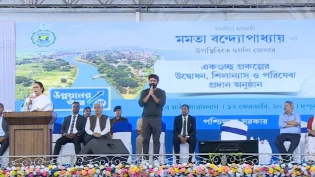 মমতার 'ভাই' ডাকে আপ্লুত দেব, রাজনীতি ছাড়ছেন না