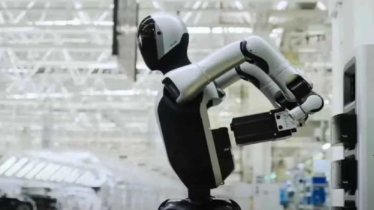 World s Humanoid Robot Capable of changing own Battery in China