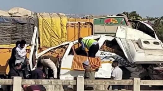  7 pilgrims returning from Maha Kumbh killed in bus truck collision in madhya pradesh gnr 