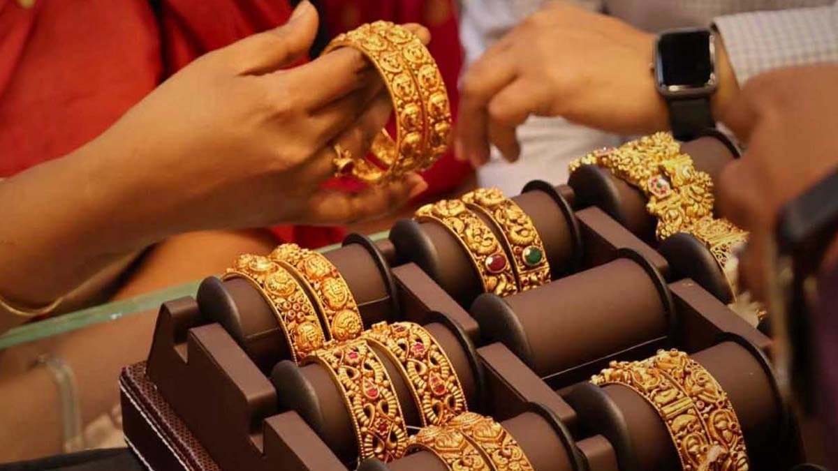 Looting at a gold jewelry shop in Serampore Hooghly