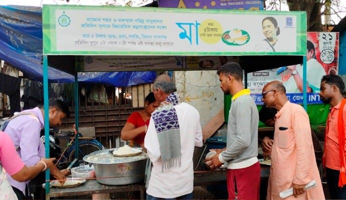 BJP Meeting: মা ক্যান্টিনে লাইন দিয়ে দুপুরের আহার সারলেন বিজেপি কর্মীরা