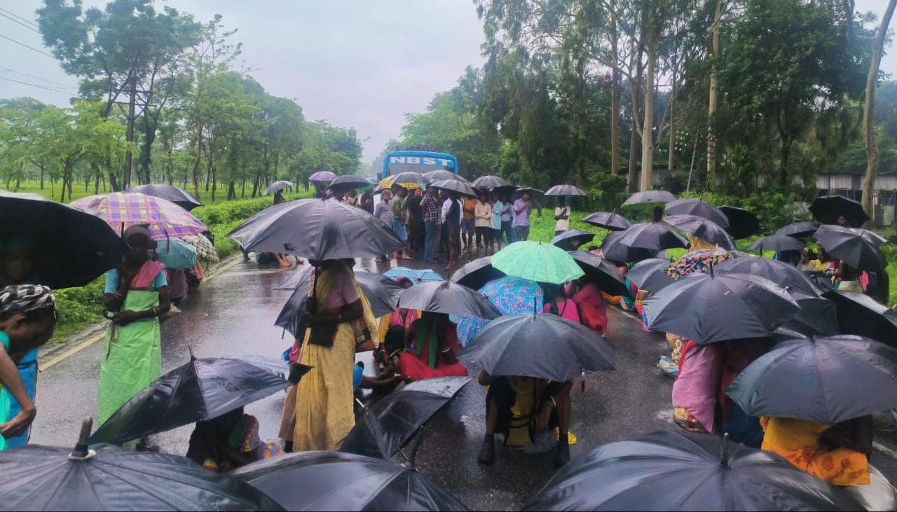 AGGI: বকেয়া বেতনের দাবিতে চা শ্রমিকদের বিক্ষোভে অচল ভারত-ভুটান সীমান্ত