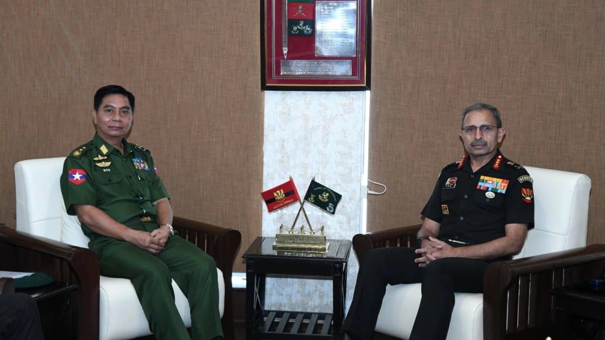 LT GEN KO KO OO CDR BSO-ONE MYANMAR ARMY VISITS HQ EASTERN COMMAND 