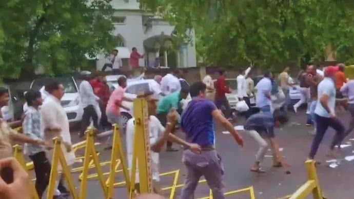 Clash :  আহমেদবাদে বিজেপি-কংগ্রেস সংঘর্ষ, তীব্র নিন্দা করলেন রাহুল 