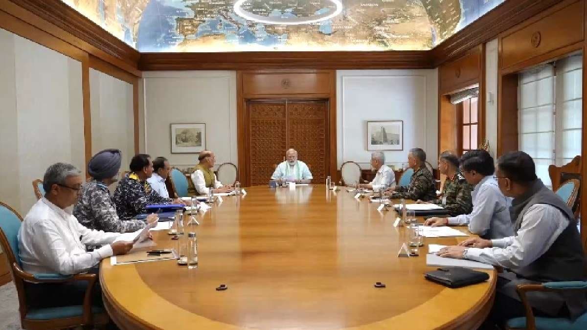 রয়েছেন তিন সেনাপ্রধান, প্রতিরক্ষামন্ত্রী, যুদ্ধবিরতির পরদিনই নিজের বাসভবনে উচ্চপর্যায়ের বৈঠকে প্রধানমন্ত্রী