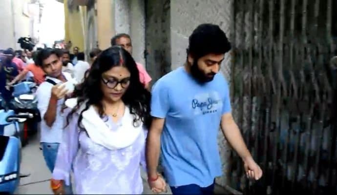 জিয়াগঞ্জের বুথে ভোট দিলেন গায়ক অরিজিৎ সিং 