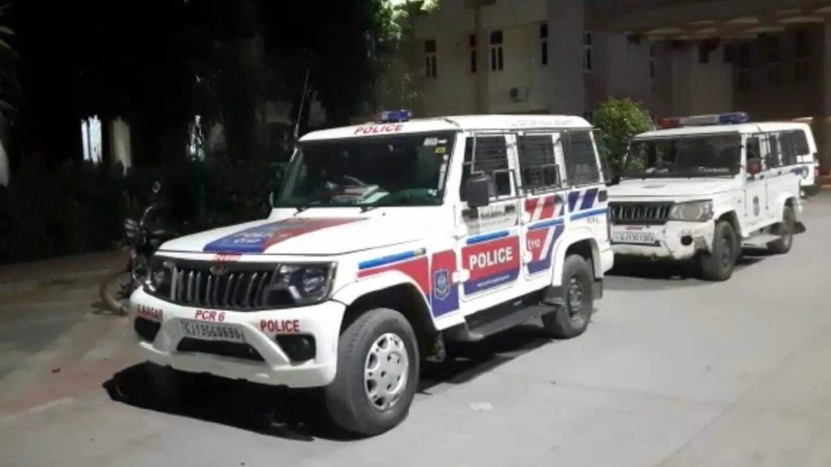 Gujarat Police busts Bat gang who were Balloon sellers by daya and burglars by night