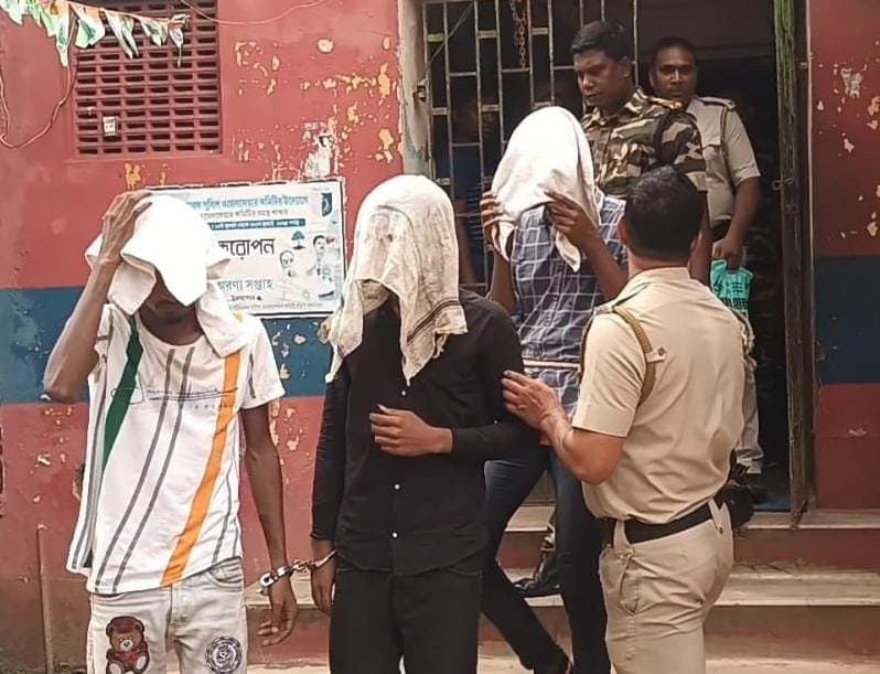 fake note recovered, three arrest gnr