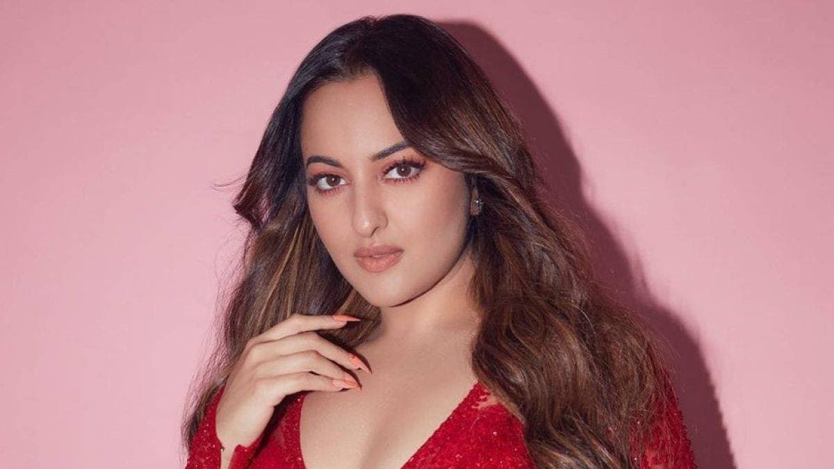 Sonakshi Sinha says a ghost sat on her in the middle of the night