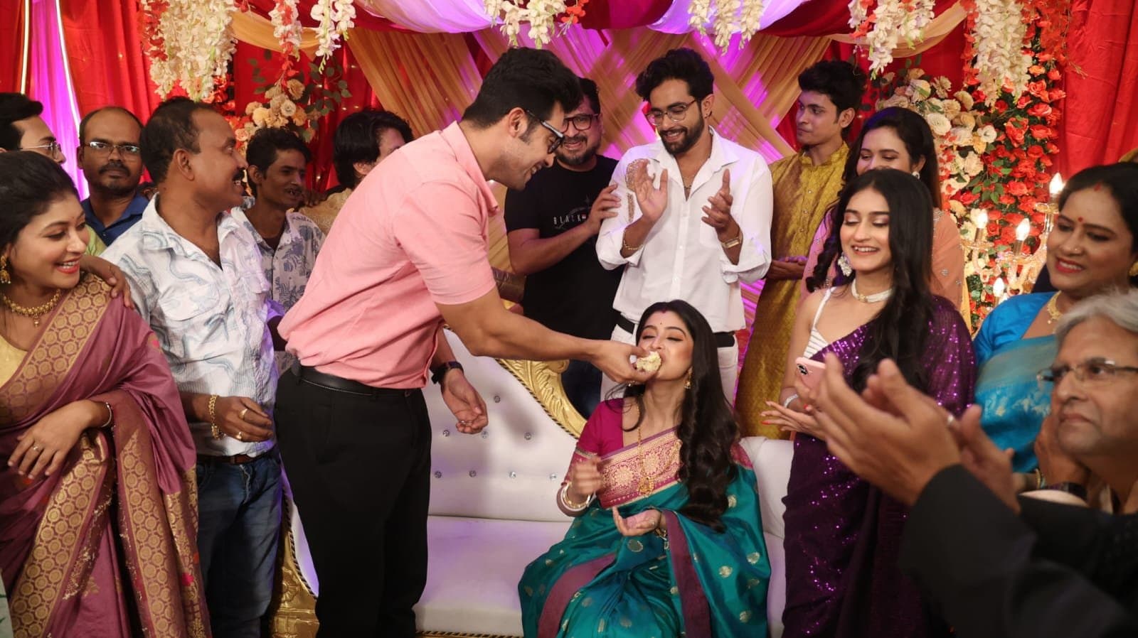    popular serial of zee bangla kon gopone mon bheseche crossed 300 episode ent