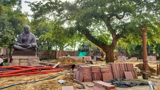 Delhi: সংসদ ভবনে সরল মহাপুরুষদের মূর্তি