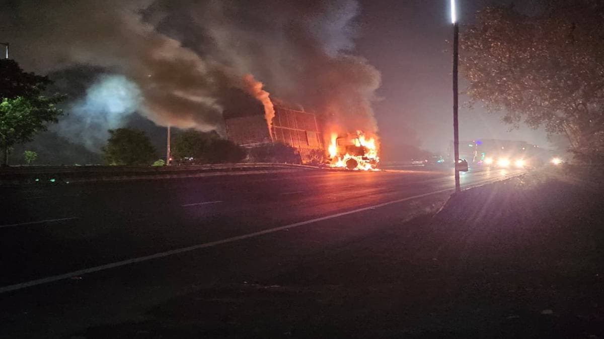In the early morning a container caught fire on the national highway