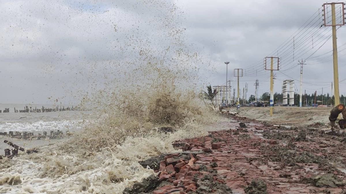 Cyclone M0ntha is raging in Bengal just before its landfall
