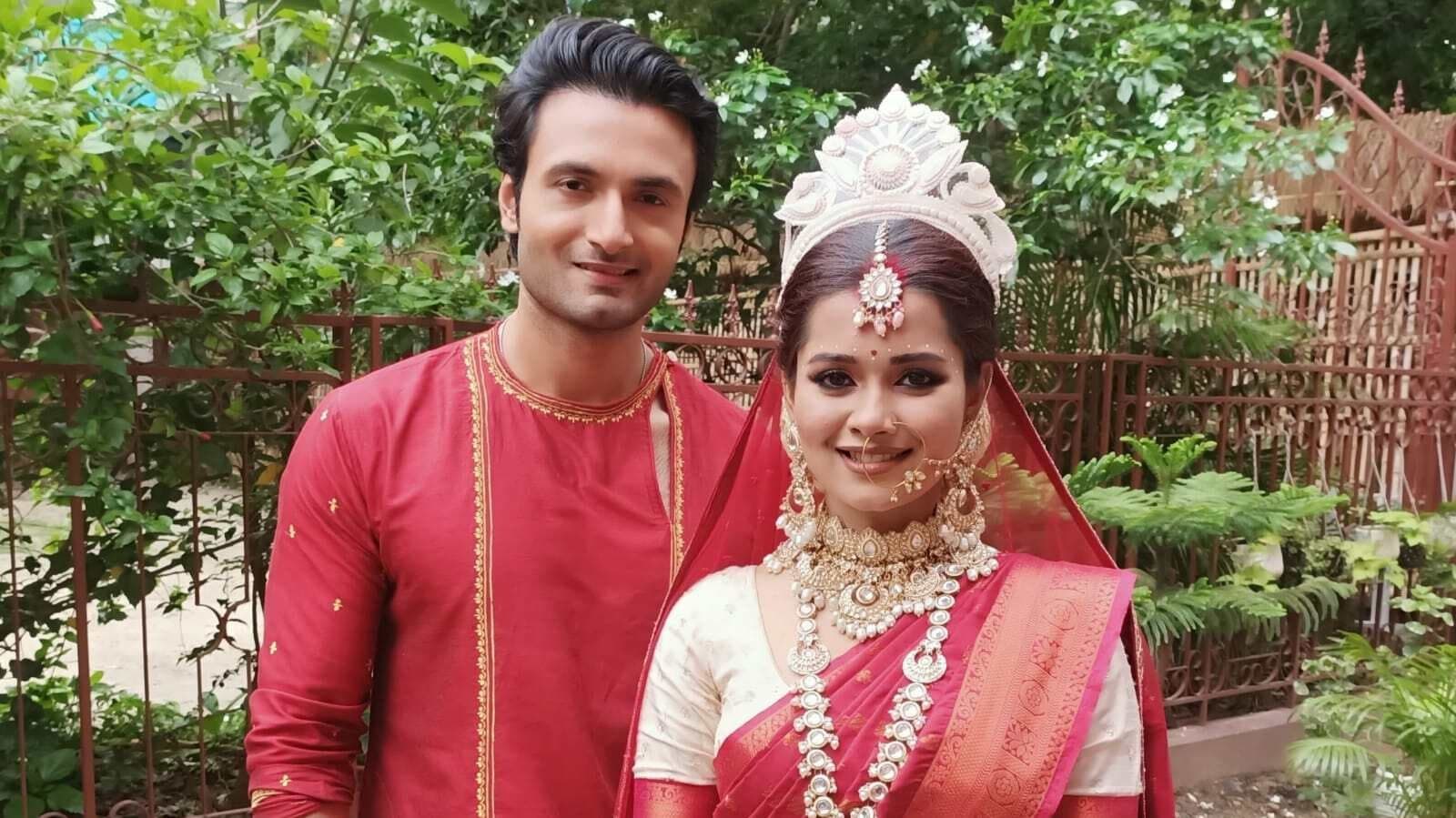 বর-কনের বেশে শন-লেখা! ব্যাপার কী? পর্দায় বনিবনা না হলেও ফ্লোরের আড়ালে এ কী কাণ্ড করছেন দু'জন? 