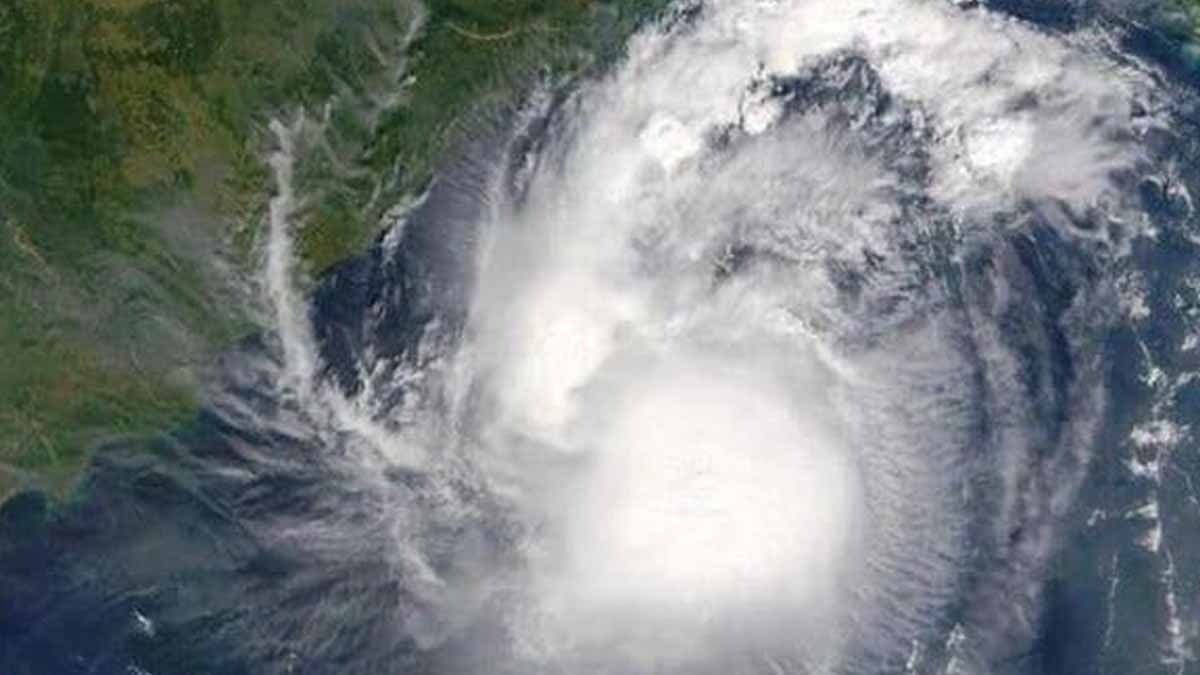 Cylclone Dana latest update, IMD issues heavy rainfall alert for Odisha, Bengal gnr 