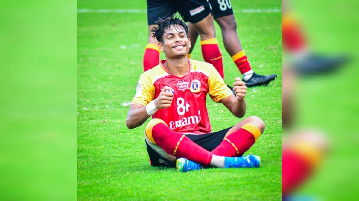 East Bengal supporter enters Naihati Stadium ground and falls on Souvik Chakrabortys feet to beg for trophy 